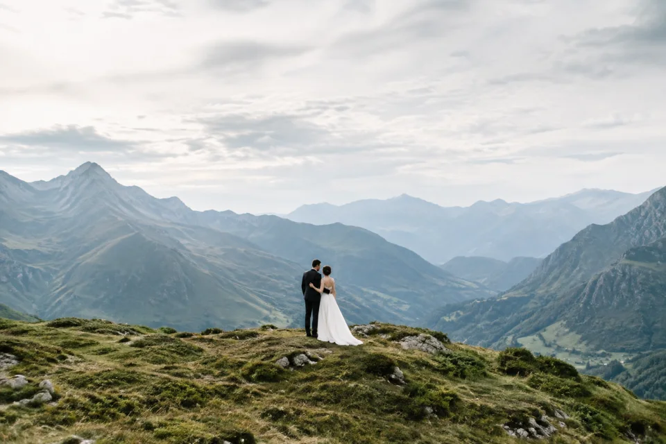 Imagen ilustrativa generada: Una pareja contempla un paisaje de montaña